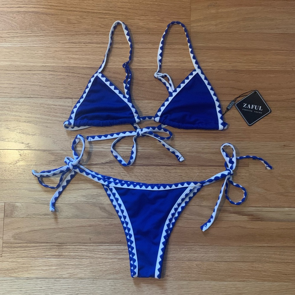 NWT - Zaful Blue and White Patterned Adjustable String Bikini. Size Medium.